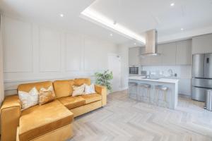 Luxury City Centre Apartment With Large Balcony Perfect For Couples & Businesses With Free Gym By The Pocklington - The Golden Mile Suite