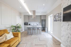 Luxury City Centre Apartment With Large Balcony Perfect For Couples & Businesses With Free Gym By The Pocklington - The Golden Mile Suite - 4hvězdičkové hotely ve městě Leicester