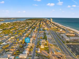 Just Beachy – 3BR Dog-Friendly Townhouse Near Beaches & Attractions!