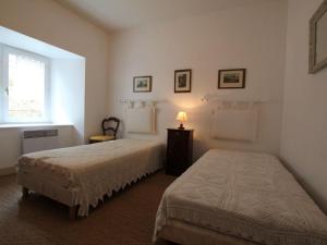 Maisons de vacances Maison spacieuse avec grande cour et terrasse, parfait pour familles, proche St-Paulien et Allegre. - FR-1-582-306 : photos des chambres