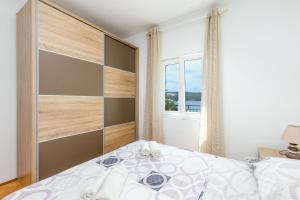 Apartments by the sea Necujam, Solta - 8691