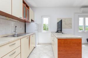 Apartments by the sea Necujam, Solta - 8691