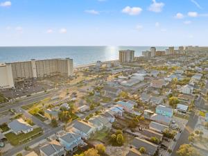 Just Beachy – 3BR Dog-Friendly Townhouse Near Beaches & Attractions!
