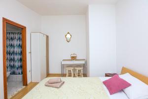 Apartments by the sea Rogoznica - 24598