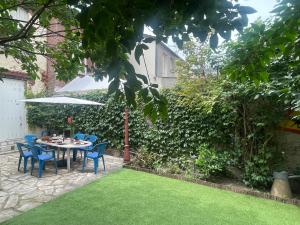 Lovely house with garden Paris Flea Market