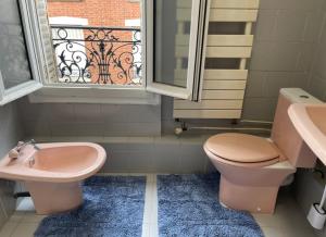 Maisons de vacances Lovely house with garden Paris Flea Market : photos des chambres