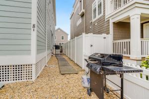 Rodney Avenue 8B
