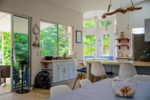 Casa Ballena with Beach Access and Private Pool