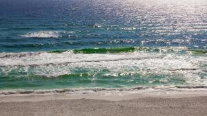 Sunset Hideaway! 3BR 3BA Sleeps 10! Beachfront! Seasonal Beach Chairs!