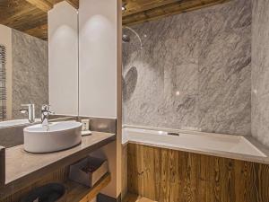 Charme alpin sous les toits de Val dIsère - FR-1-844-9