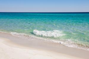 Beachfront Bliss Awaits: 2-Bed, 2-Bath Condo at Sterling Reef - Sleeps 6!