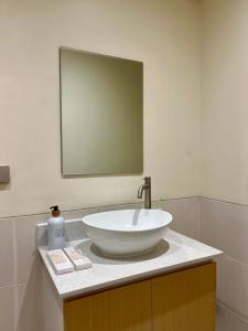 Condo in Pasay 12th flr studio unit-near MOA, PICC