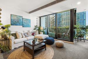 Chic 2-Bed Apartment with Balcony in Southbank