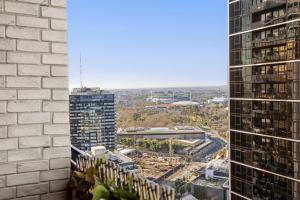 Chic 2-Bed Apartment with Balcony in Southbank