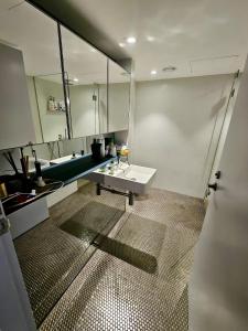 Stylish Beachside Apartment in The Pacific Residences Located Opposite Bondi Beach