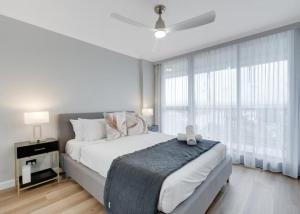 Luxury 3BR Tower Views & Elegance Surfers CBD