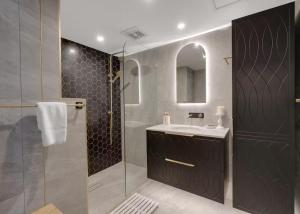 Luxury 3BR Tower Views & Elegance Surfers CBD