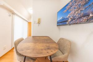 JR Kamata Station is a 3-minute walk, Shinagawa is 7 minutes by train, and Keikyu Kamata Station has direct access to Haneda Airport, Tokyo, Shinagawa, Yokohama, and Ueno