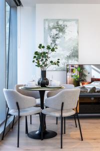 2BR Family Home next to SkyBus with Pool Sauna Gym