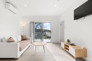 Modern 2 Bed Apartment - 6 Min walk to beach