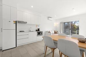 Modern 2 Bed Apartment - 6 Min walk to beach