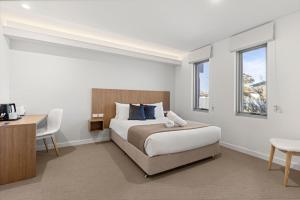 Modern 2 Bed Apartment with BBQ - 6 Min walk to beach