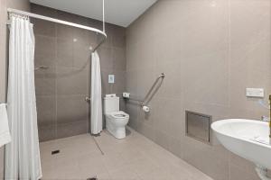 Modern 2 Bed Apartment with BBQ - 6 Min walk to beach