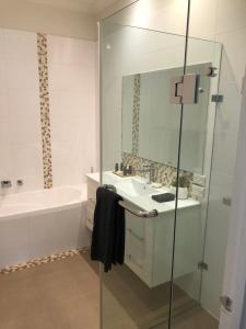Lbarza Stylish 3BR Central Serviced Apartment