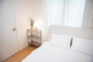 New open sale Haebangchon stay Itaewon Myeongdong Hongdae Insadong Gyeongbokgung palace