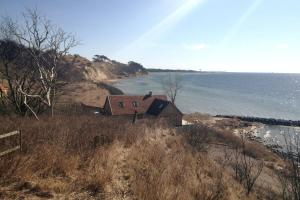 Ljus etagevåning med havsutsikt i gamla Borstahusen