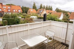 Ljus etagevåning med havsutsikt i gamla Borstahusen