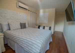 West End Inn Beachfront Hotel Room in West End