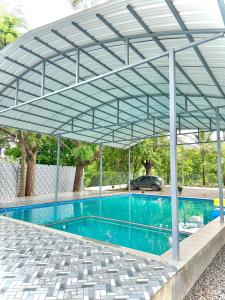 Mishita Resort couple friendly with pool near beach