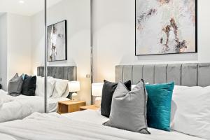 Lavish 2-Bedroom City Apartment with Pool, Sauna, Gym