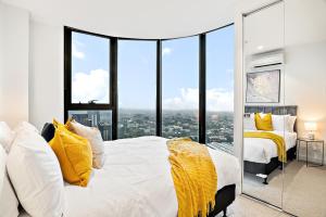Lavish 2-Bedroom City Apartment with Pool, Sauna, Gym