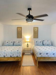 West End Inn Beachfront Triple Room in West End