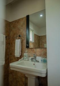 West End Inn Beachfront Triple Room in West End