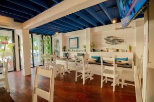 West End Inn Beachfront Triple Room in West End