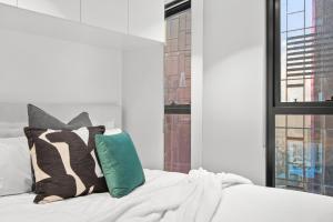 Lavish 2-Bedroom City Apartment with Pool, Sauna, Gym