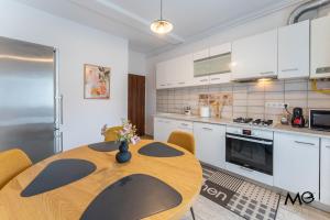 MoHost Ady - Charming 1BR Retreat in Sibiu