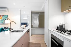 Lavish 2-Bedroom City Apartment with Pool, Sauna, Gym