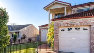Shoal Bay Townhouse with Spa