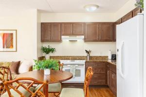 Waikiki Banyan #3409