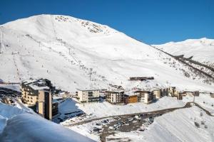 4 personnes au pied des piste et sentier de randonné