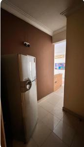 شقه عوائل للمتزوجين فقط ويمنع شرب الكحول داخل الشقه منعا باتا تتكون من غرفتين وصاله مطله على السفاره السعوديه القديمه والسفاره الايطالي?