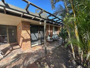 Comfortable 1 Bedroom Granny Flat with Parking Alexandra Hills