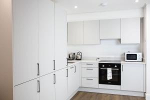 Central 2 Bed 2 Bath Apartment near Brighton College, Beach, Hospital - Long Stay Offers