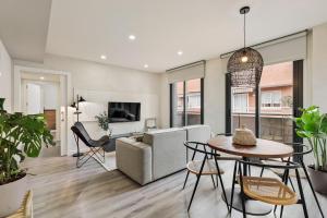 Falco - 2 bedrooms with shared pool in Les Corts