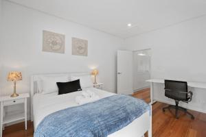 Harbour Glimpses & Modern Comfort