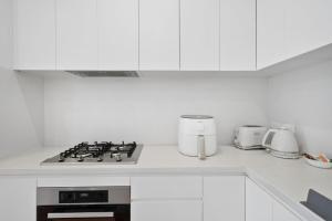 Harbour Glimpses & Modern Comfort